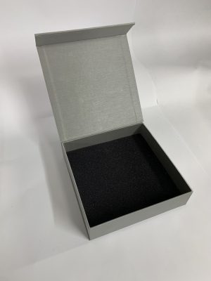 Коробка с магнитным клапаном